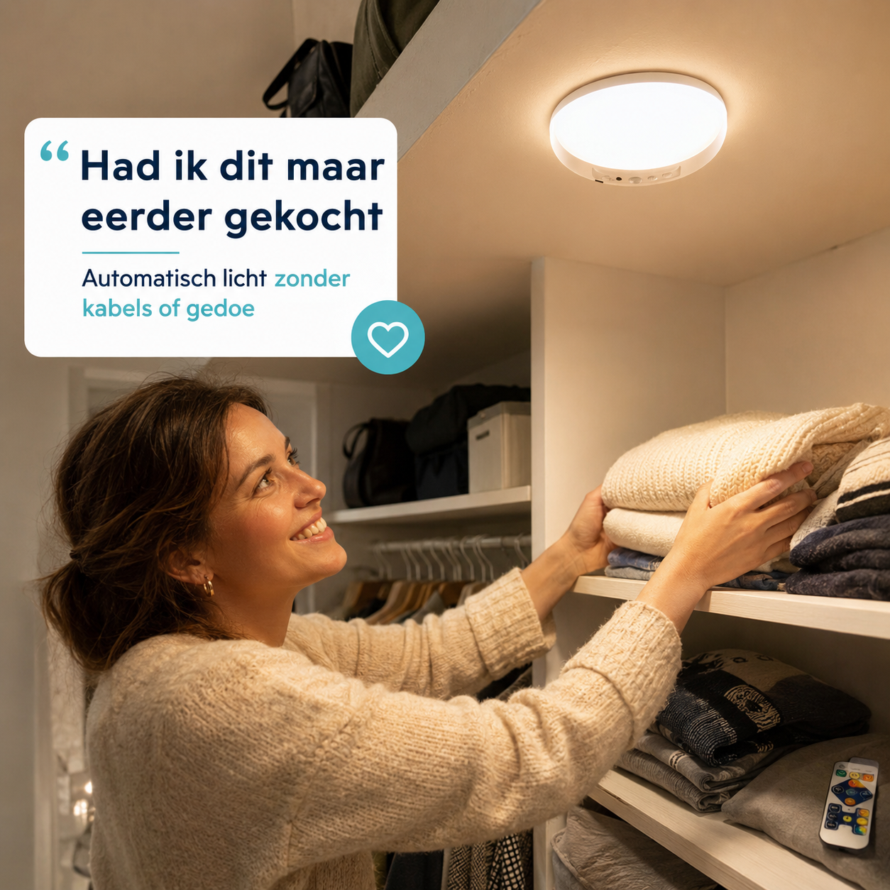 Foto die iemand toont die tevreden is met een draadloze plafondlamp.